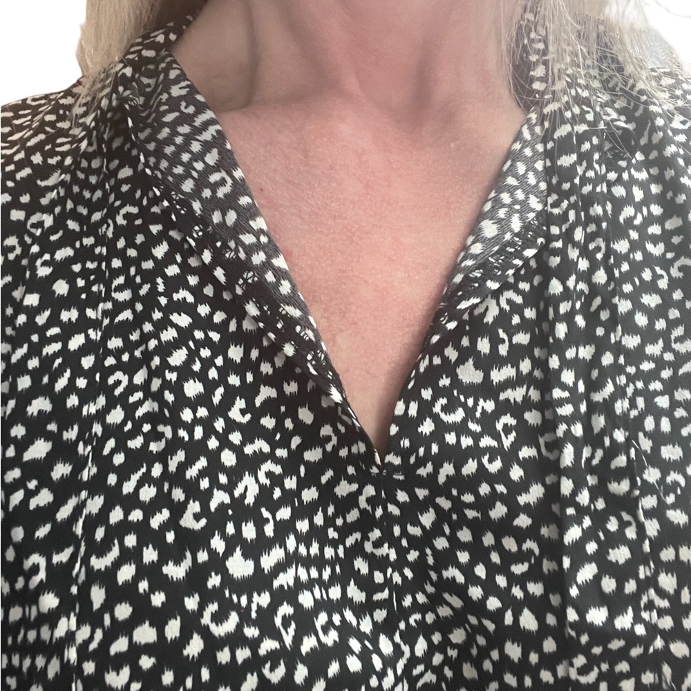 Shen blouse worn once to take pictures. Women’s blouse size medium - Picture 3 of 6